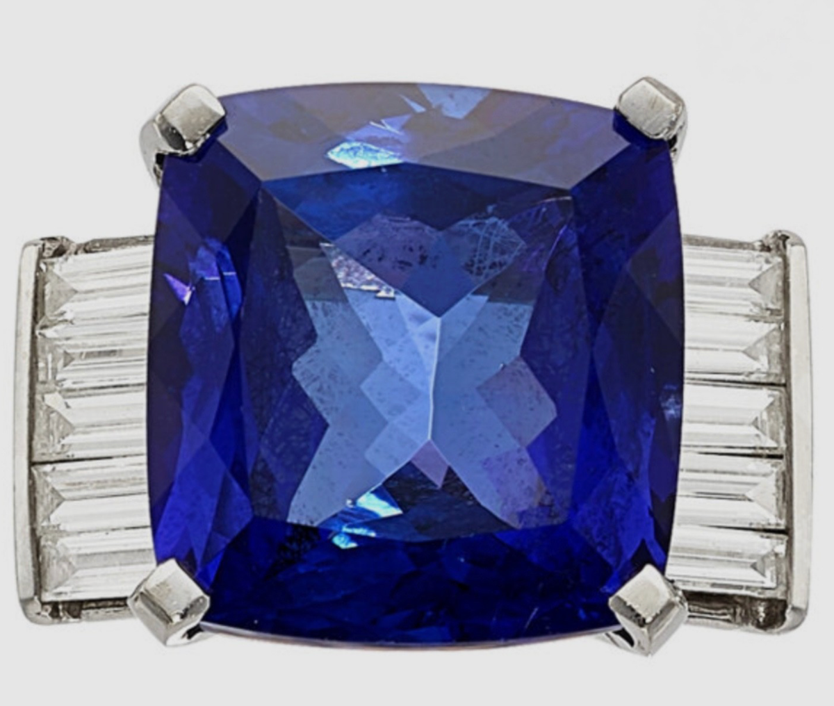 Stunning 14.82 carats High Quality Tanzanite, Diamond, White Gold Ring GIA Certification
